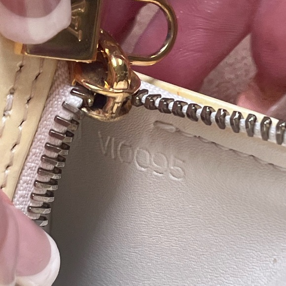 Louis Vuitton Perle (crème ) monogram vernis handbag - Picture 17 of 17